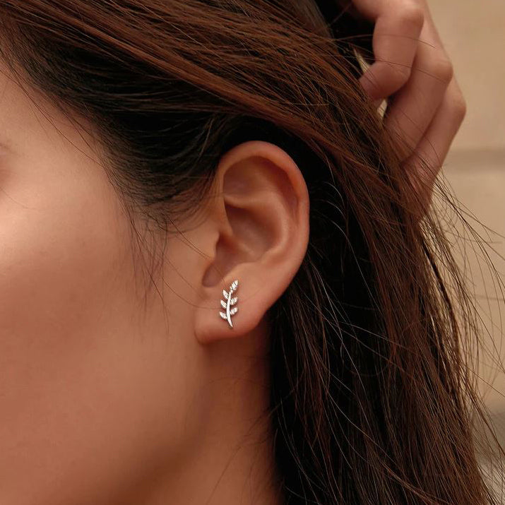 silver stud earrings leaf design pattern